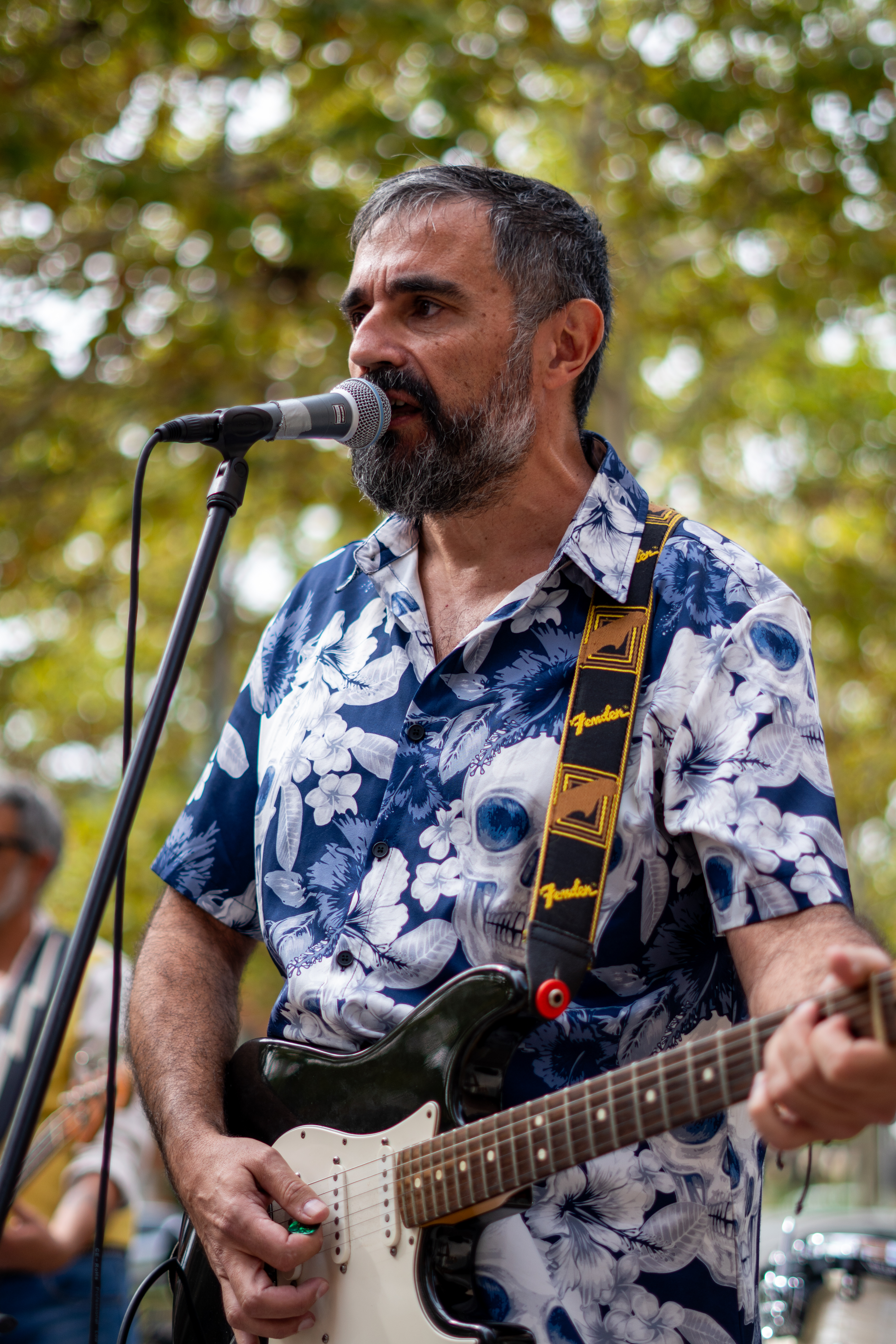Músico cantando durante un evento